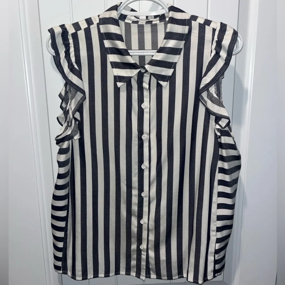 Evereve BB Dakota Seas The Day Navy & White Striped Button Down Tank Top Size L - Picture 2 of 11